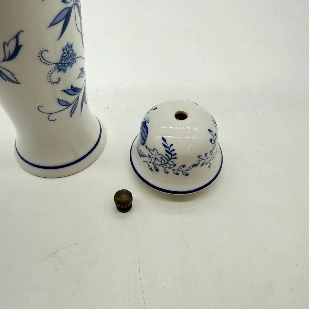 Vintage Blue Onion Porcelain Pepper Mill Grinder Floral Zwiebelmuster Pattern